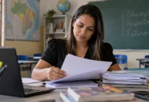 Nova União reabre processo seletivo com 13 vagas para professores Professora analisa documentos em sala de aula em referência ao processo seletivo de Nova União