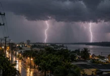 Monitoramento aponta mais de 985 mil raios em Rondônia em sete meses Tempestade com descargas atmosféricas ilustra matéria sobre raios em Rondônia