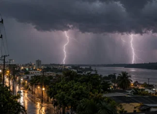 Monitoramento aponta mais de 985 mil raios em Rondônia em sete meses Tempestade com descargas atmosféricas ilustra matéria sobre raios em Rondônia