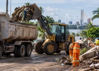Porto Velho recolhe cerca de 700 toneladas de resíduos nas últimas semanas resíduos em Porto Velho durante operação de limpeza urbana com máquina e caminhão