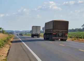 Rota Agro Central leva trecho da BR-364 em Vilhena a leilão em dezembro Rota Agro Central com caminhões na BR-364 em trecho de Vilhena incluído no edital de concessão