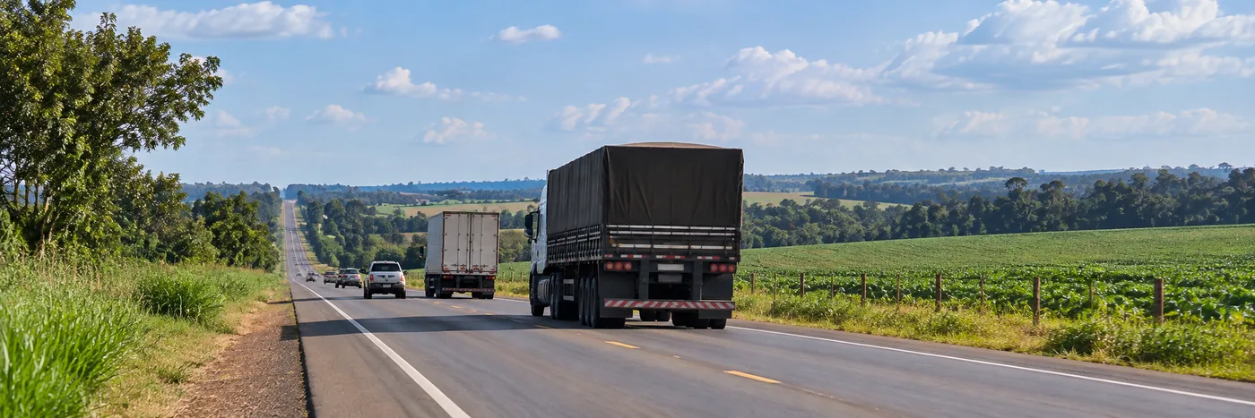 Caminhões trafegam pela BR-364 em trecho rural de Vilhena incluído na Rota Agro Central