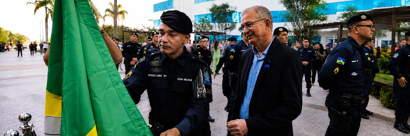 Hasteamento marca cerimônia da Semana da Pátria em Rondônia Hasteamento de bandeira durante a Semana da Pátria em Rondônia