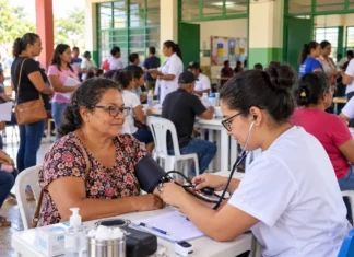 Bom Futuro terá serviços gratuitos neste fim de semana; confira os horários Imagem ilustrativa de atendimento comunitário durante ação de serviços gratuitos em Bom Futuro, Ariquemes