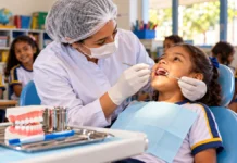 Sorriso Curumim volta às escolas de Porto Velho no dia 30 Imagem ilustrativa de atendimento odontológico preventivo em ambiente escolar, com profissional de saúde bucal examinando criança.