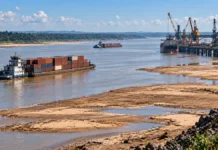 ANTAQ muda regra para cobrança da taxa de seca na Amazônia Embarcação de carga navega em rio amazônico durante estiagem em matéria sobre taxa de seca na Amazônia