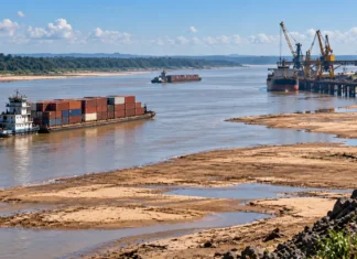 ANTAQ muda regra para cobrança da taxa de seca na Amazônia Embarcação de carga navega em rio amazônico durante estiagem em matéria sobre taxa de seca na Amazônia