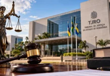 TJRO reorganiza varas da infância e prevê terceira Vara de Garantias Composição ilustrativa com estátua da Justiça, martelo judicial e fachada fictícia identificada como TJRO; não é fotografia do tribunal