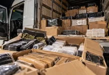 PRF apreende cerca de 625 kg de drogas na BR-364 em Presidente Médici Caixas e tabletes de drogas apreendidos em veículo de carga na BR-364 em Rondônia