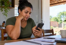 Lote complementar do abono salarial destina R$ 9,8 milhões a Rondônia Trabalhadora consulta informações sobre o abono salarial Rondônia em celular, em cena ilustrativa relacionada ao lote complementar de outubro de 2026.