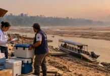 Rondônia conecta plano de saúde à estratégia nacional de adaptação climática Profissionais de saúde organizam insumos em cenário ilustrativo de rio baixo na Amazônia