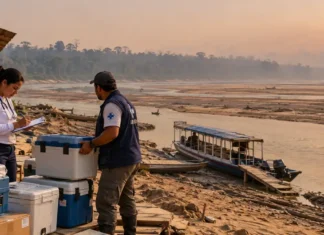 Rondônia conecta plano de saúde à estratégia nacional de adaptação climática Profissionais de saúde organizam insumos em cenário ilustrativo de rio baixo na Amazônia