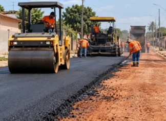Novo Horizonte do Oeste tem 1,3 km asfaltados e mais 1.229 metros em preparação Asfalto em Novo Horizonte do Oeste ilustrado por obra de pavimentação urbana, com rolo compactador e trabalhadores.