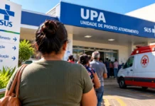 UBS ou UPA? Entenda os 208,8 mil atendimentos leves em Porto Velho Atendimentos de baixa urgência em Porto Velho ilustrados por pessoas chegando a uma UPA e uma ambulância do SAMU 192