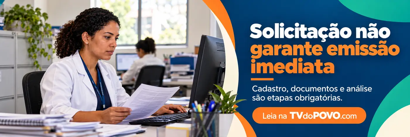 Faixa informativa mostra profissional analisando documentos e esclarece que a solicitação de registro de sanitarista não garante emissão imediata da carteira.