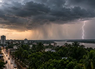 Inmet prevê chuva e trovoadas em Rondônia até quarta-feira Chuva em Rondônia em composição editorial sobre previsão do Inmet de pancadas e trovoadas até quarta-feira