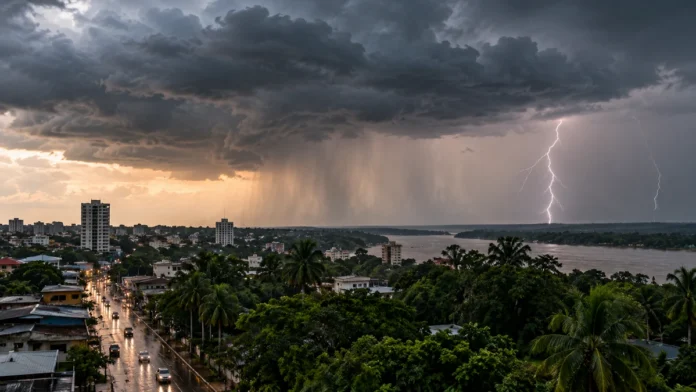 Chuva em Rondônia com previsão de trovoadas Chuva em Rondônia em composição editorial sobre previsão do Inmet de pancadas e trovoadas até quarta-feira