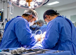 Rondônia amplia cirurgias ortopédicas e estima capacidade de até 990 por mês Cirurgias ortopédicas em Rondônia em composição editorial sobre novo fluxo no João Paulo II e Hospital de Retaguarda