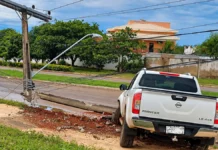 Colisões contra postes chegam a 115 em Rondônia; veja como agir com fios caídos Colisões contra postes em Rondônia são ilustradas por veículo junto a estrutura danificada e rede elétrica