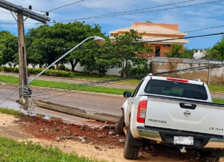 Colisões contra postes chegam a 115 em Rondônia; veja como agir com fios caídos Colisões contra postes em Rondônia são ilustradas por veículo junto a estrutura danificada e rede elétrica