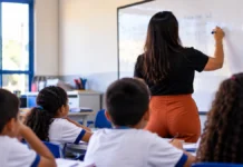 Concurso da Educação de Porto Velho tem 165 vagas imediatas para professores Concurso da Educação de Porto Velho em composição editorial sobre 165 vagas imediatas para professores