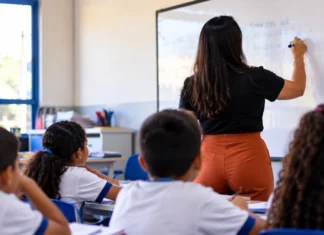 Concurso da Educação de Porto Velho tem 165 vagas imediatas para professores Concurso da Educação de Porto Velho em composição editorial sobre 165 vagas imediatas para professores