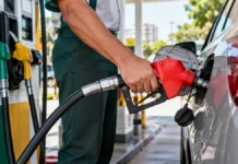 Governo amplia desoneração da gasolina e mantém tributos zerados do etanol por 30 dias Desoneração da gasolina é ilustrada por abastecimento de veículo em posto de combustíveis