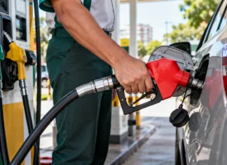 Governo amplia desoneração da gasolina e mantém tributos zerados do etanol por 30 dias Desoneração da gasolina é ilustrada por abastecimento de veículo em posto de combustíveis