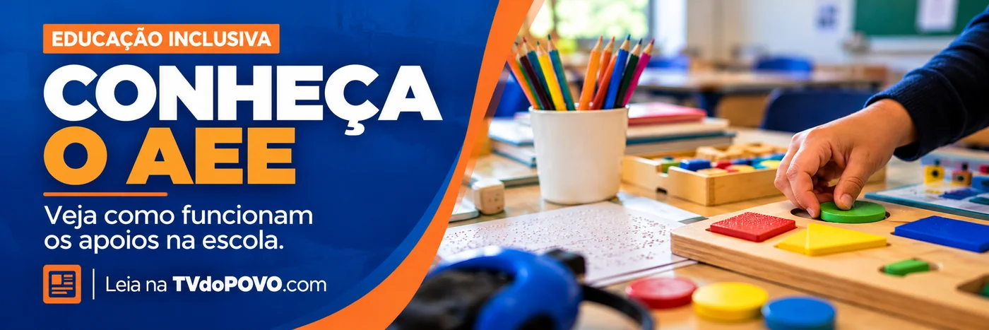 Faixa informativa sobre AEE e educação inclusiva com recursos pedagógicos em ambiente escolar ilustrativo.