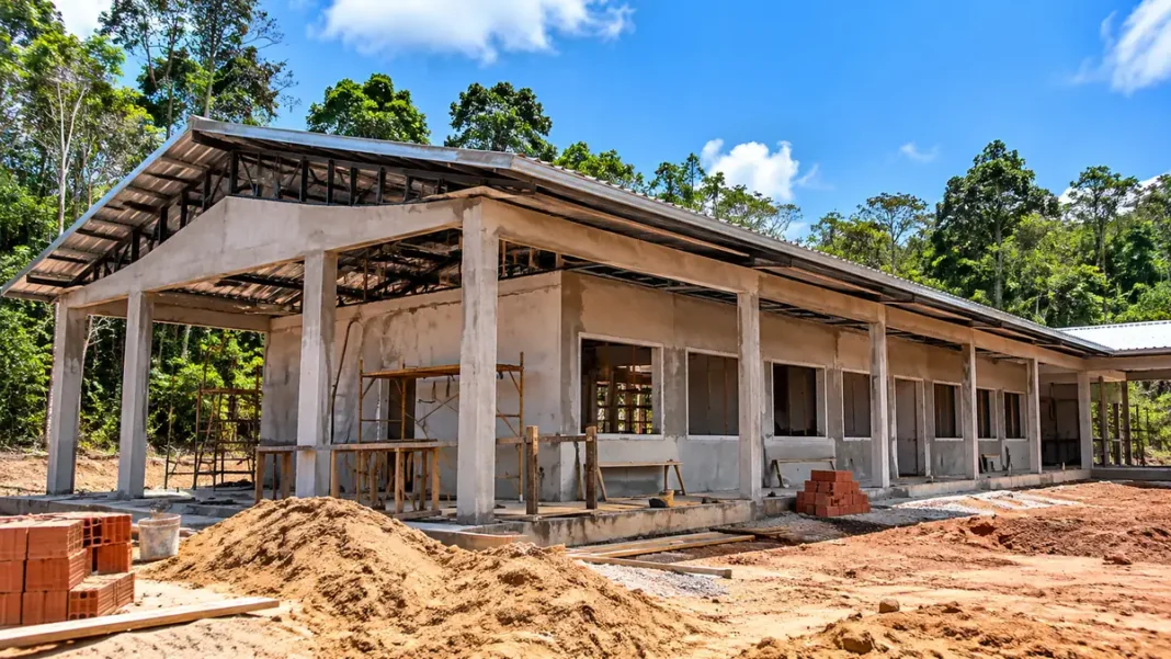 Nova escola na Resex Rio Ouro Preto avança em Guajará-Mirim Nova escola em construção na Resex Rio Ouro Preto, em Guajará-Mirim