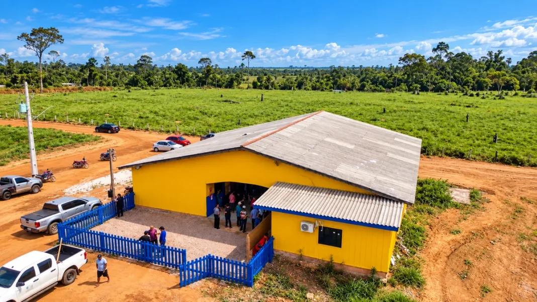 Vista aérea da estrutura escolar de Vila Petrópolis, na região de União Bandeirantes, em Porto Velho