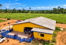 Vila Petrópolis prepara atendimento escolar para cerca de 110 alunos Vista aérea da estrutura escolar de Vila Petrópolis, na região de União Bandeirantes, em Porto Velho