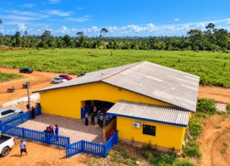 Vila Petrópolis prepara atendimento escolar para cerca de 110 alunos Vista aérea da estrutura escolar de Vila Petrópolis, na região de União Bandeirantes, em Porto Velho