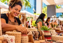 Feira Mulher do Norte será dia 29 na Defensoria em Porto Velho Feira Mulher do Norte em Porto Velho ilustrada por empreendedora organizando artesanato e acessórios em uma feira ao ar livre