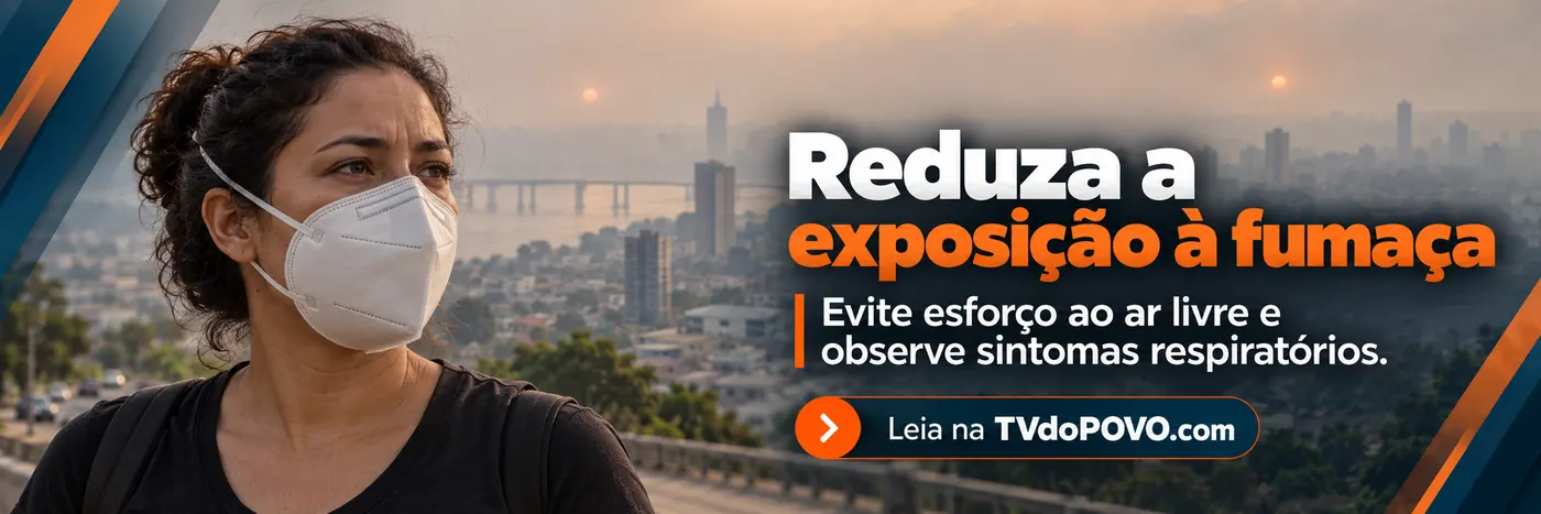 Arte editorial mostra mulher usando respirador PFF2 em cenário urbano enfumaçado e orienta a reduzir esforço ao ar livre e observar sintomas respiratórios.