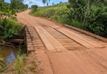DER abre licitação de R$ 2,3 milhões para cinco galerias na RO-488 Ponte de madeira em trecho rural da RO-488, em Rondônia, onde estão previstas novas galerias de drenagem