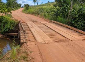 DER abre licitação de R$ 2,3 milhões para cinco galerias na RO-488 Ponte de madeira em trecho rural da RO-488, em Rondônia, onde estão previstas novas galerias de drenagem