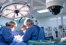 Projeto propõe videogravação em salas cirúrgicas de Porto Velho Sala cirúrgica com câmera de monitoramento em referência a projeto sobre gravação de cirurgias