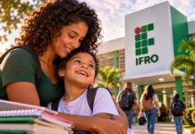 IFRO abre 180 vagas gratuitas para mães atípicas e cuidadoras em nove municípios de Rondônia Mãe e criança em composição editorial diante de unidade do IFRO para ilustrar cursos para mães atípicas em Rondônia
