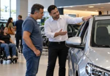 Taxistas e PcD têm benefício de ICMS mantido até dezembro em Rondônia Cliente e vendedor observam automóvel novo em concessionária, em imagem ilustrativa sobre a isenção de ICMS para veículos em Rondônia.