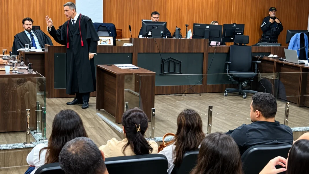 Imagem ilustrativa do plenário durante sessão do júri em Rondônia, relacionada ao julgamento de três réus no caso de empresário morto.