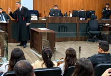 Tribunal do Júri condena três réus em caso de empresário morto em Rondônia Imagem ilustrativa do plenário durante sessão do júri em Rondônia, relacionada ao julgamento de três réus no caso de empresário morto.