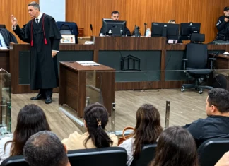 Tribunal do Júri condena três réus em caso de empresário morto em Rondônia Imagem ilustrativa do plenário durante sessão do júri em Rondônia, relacionada ao julgamento de três réus no caso de empresário morto.
