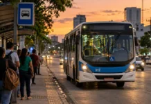 Linha 312 muda abordagem nos pontos e terá fiscalização por 60 dias em Porto Velho Ônibus da Linha 312 se aproximando de ponto de transporte coletivo ao entardecer em Porto Velho