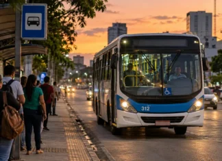 Linha 312 muda abordagem nos pontos e terá fiscalização por 60 dias em Porto Velho Ônibus da Linha 312 se aproximando de ponto de transporte coletivo ao entardecer em Porto Velho