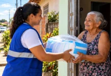 Log Fraldas: beneficiários precisam atualizar cadastro e manter laudo válido Profissional entrega pacote de fraldas a idosa em residência de Porto Velho