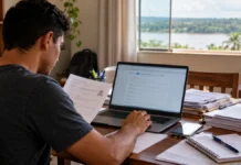 Convocados da Polícia Civil de Rondônia têm até 17h para fazer matrícula Pessoa organiza documentos para matrícula Polícia Civil em notebook, em cena ilustrativa do curso de formação em Rondônia.