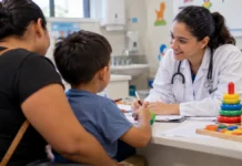 Porto Velho atende 40 crianças em ação para avançar diagnósticos e laudos neste sábado Neuropediatria em Porto Velho atende criança em consulta pediátrica com acompanhante