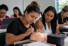 IFRO encerra hoje inscrição on-line para 180 vagas do PCD+ Mães Atípicas; presencial continua Alunas participam de atividade prática em curso de qualificação do IFRO, em imagem usada na capa da matéria sobre o projeto PCD+ Mães Atípicas.
