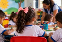 Pré-escola em Vista Alegre do Abunã prevê nova chamada em novembro Pré-escola em Vista Alegre do Abunã ilustrada por crianças em atividade de desenho com acompanhamento de professora